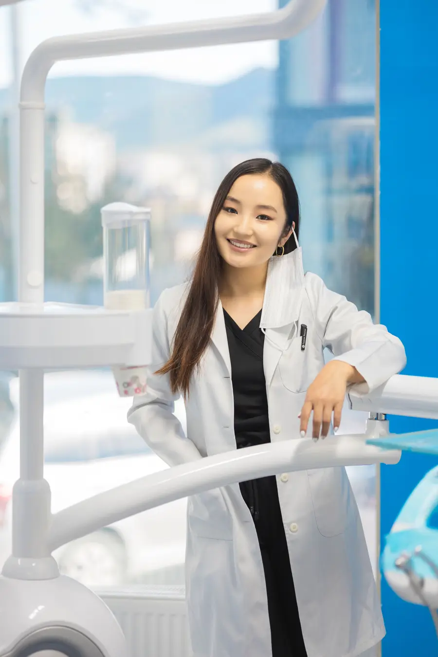 Dentista sorrindo no consultório
