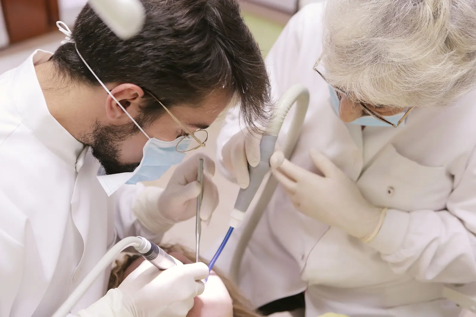 Equipe odontológica em atendimento